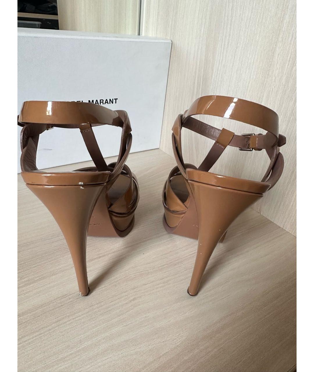 SAINT LAURENT Бежевые босоножки из лакированной кожи, фото 3