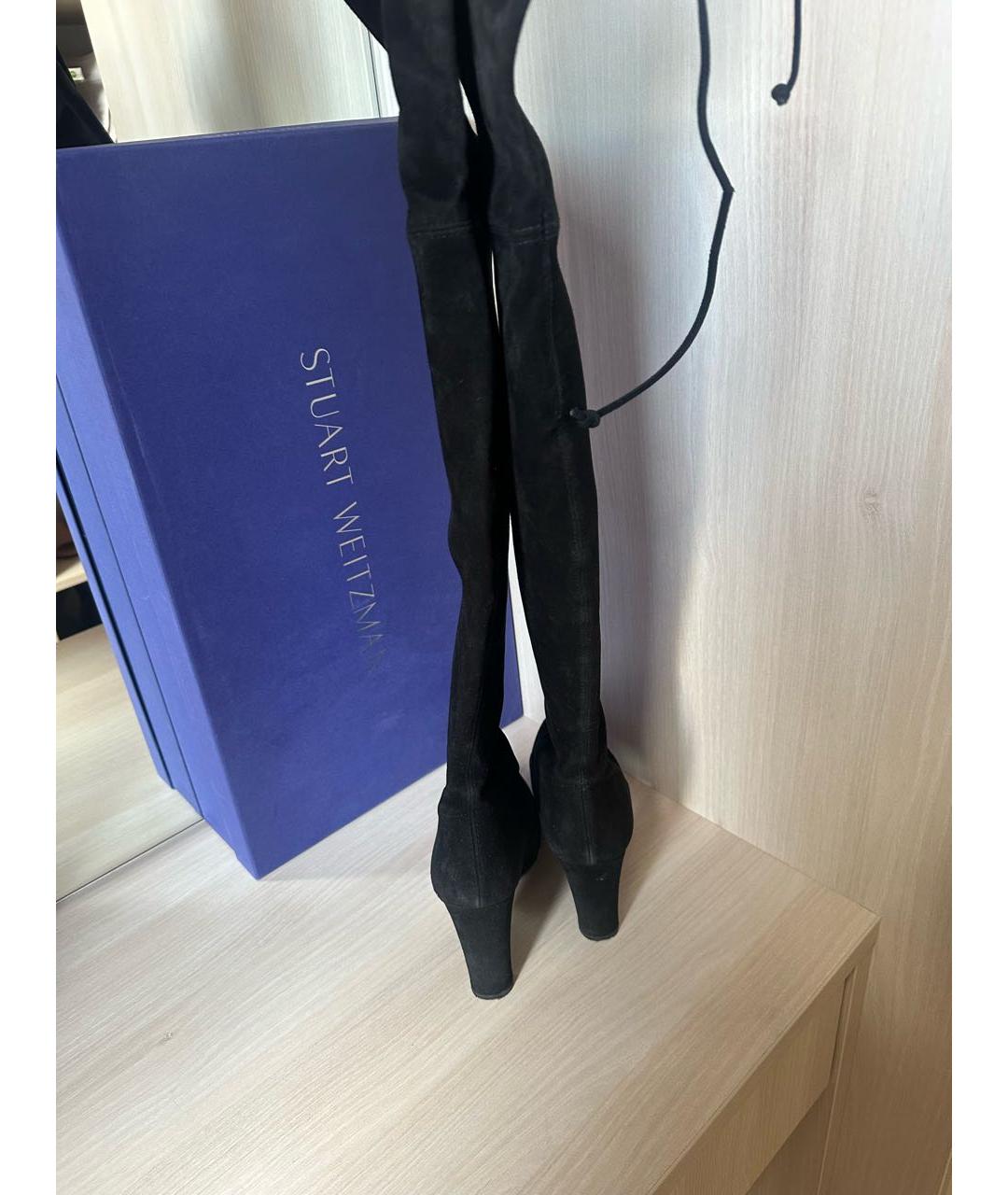 STUART WEITZMAN Черные замшевые ботфорты, фото 4
