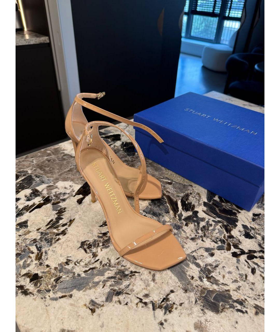 STUART WEITZMAN Бежевые босоножки из лакированной кожи, фото 6