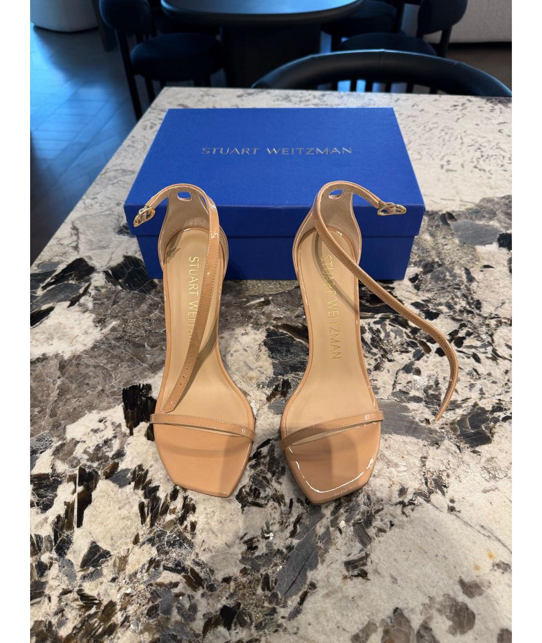 STUART WEITZMAN Бежевые босоножки из лакированной кожи, фото 3
