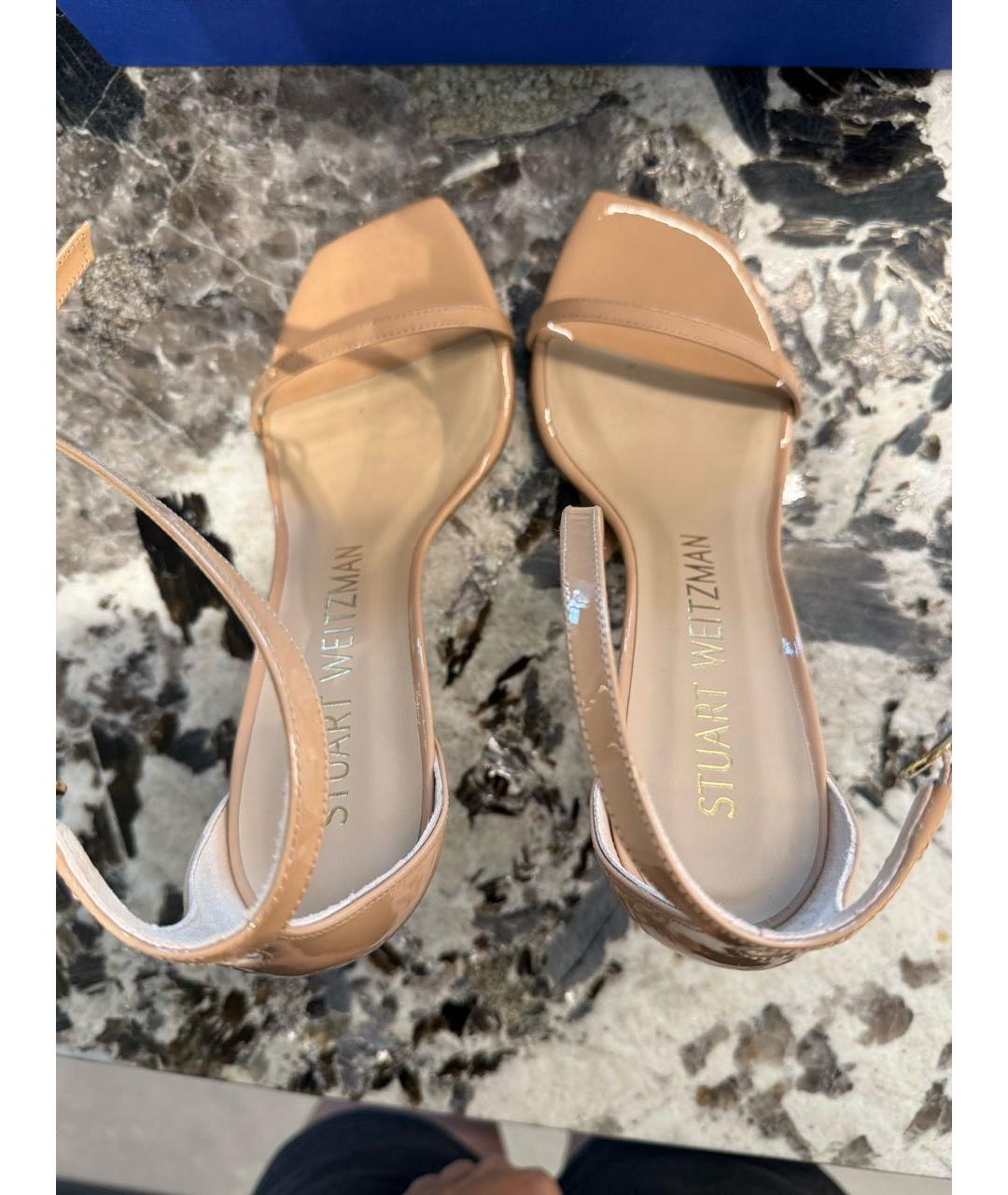 STUART WEITZMAN Бежевые босоножки из лакированной кожи, фото 4