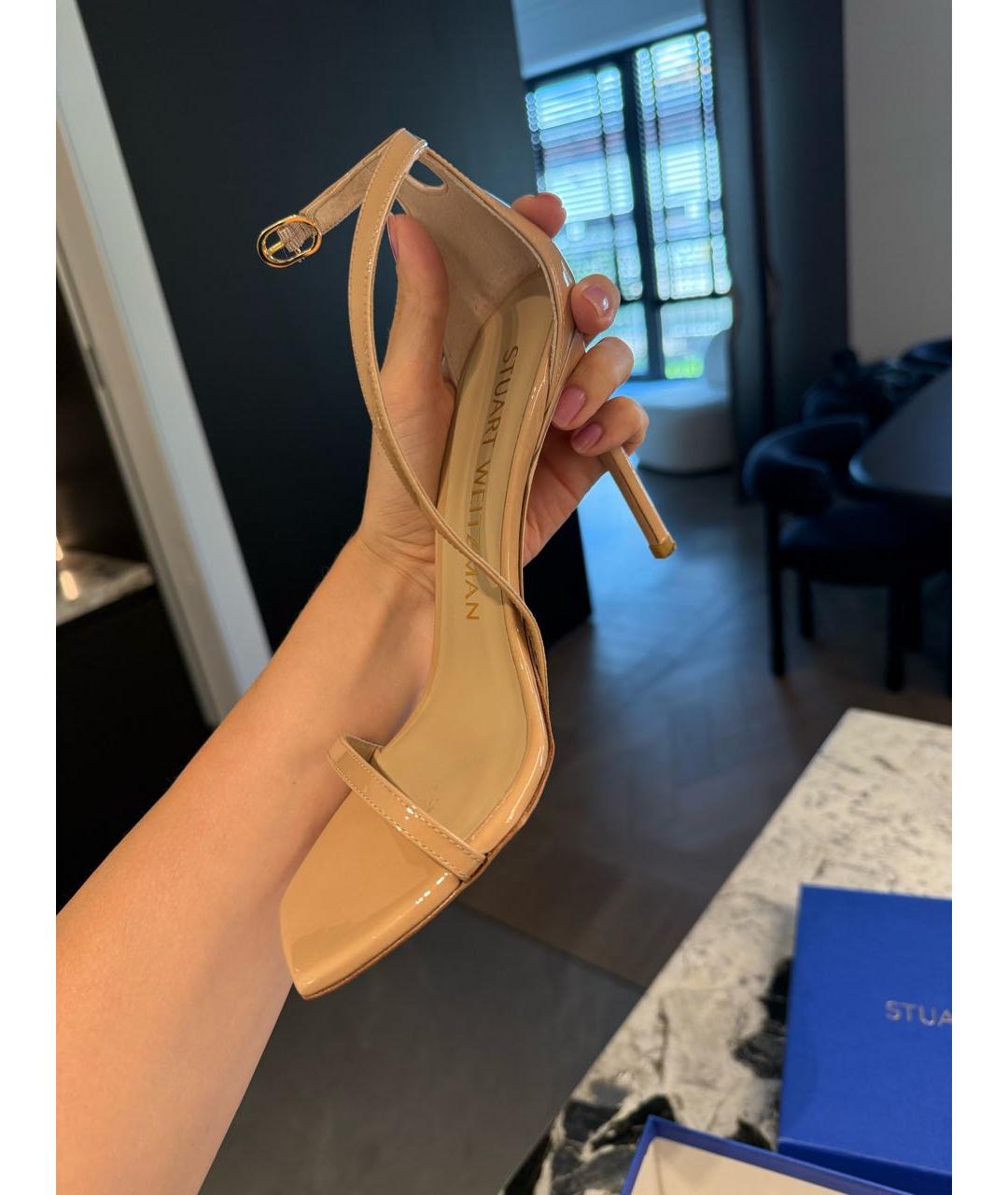 STUART WEITZMAN Бежевые босоножки из лакированной кожи, фото 2