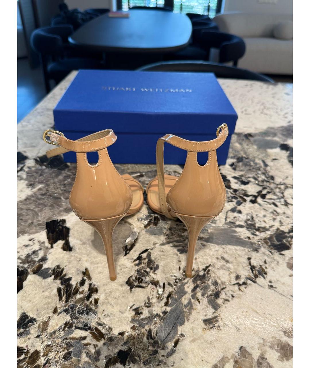 STUART WEITZMAN Бежевые босоножки из лакированной кожи, фото 5