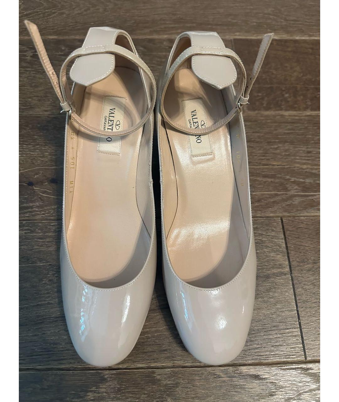 VALENTINO Бежевые туфли из лакированной кожи, фото 4