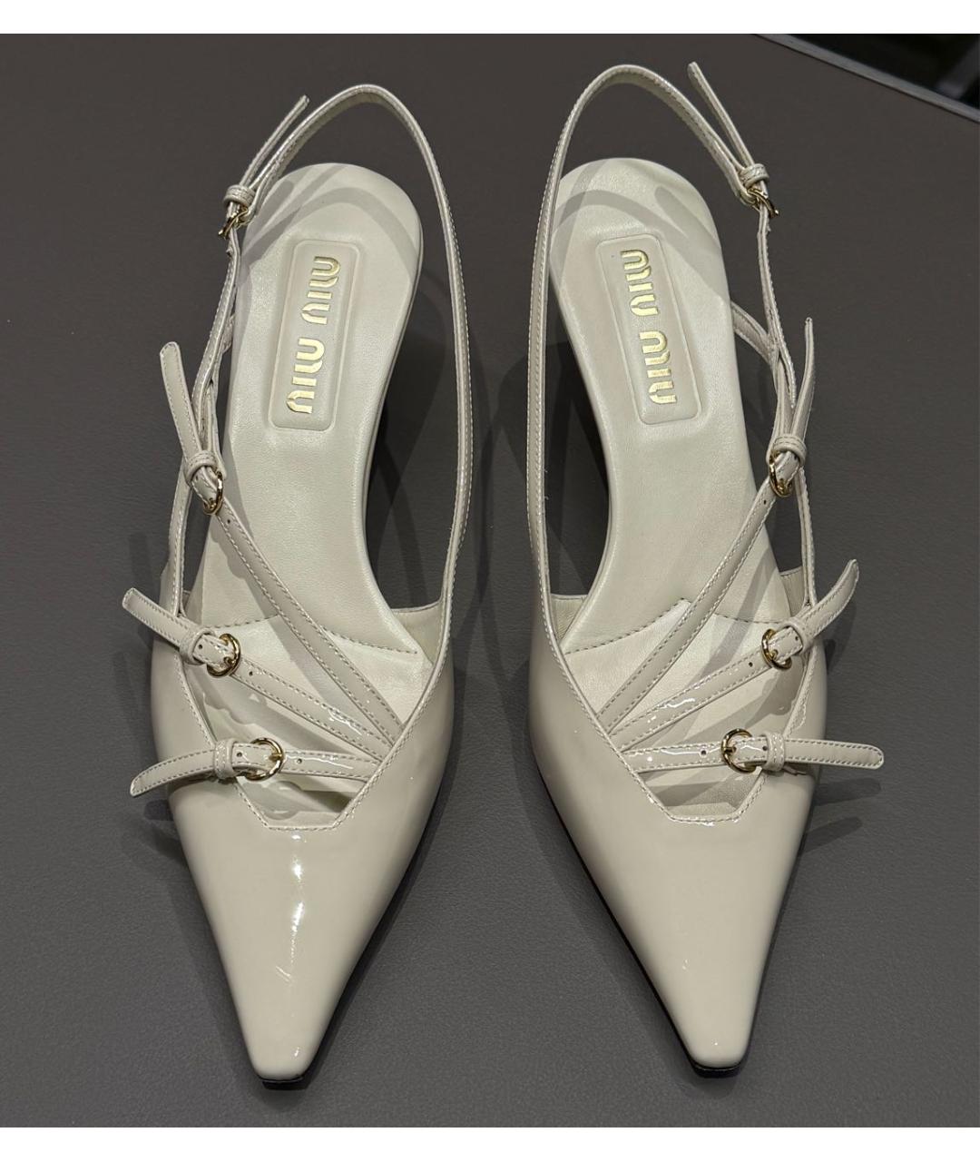 MIU MIU Бежевые лодочки на низком каблуке из лакированной кожи, фото 2