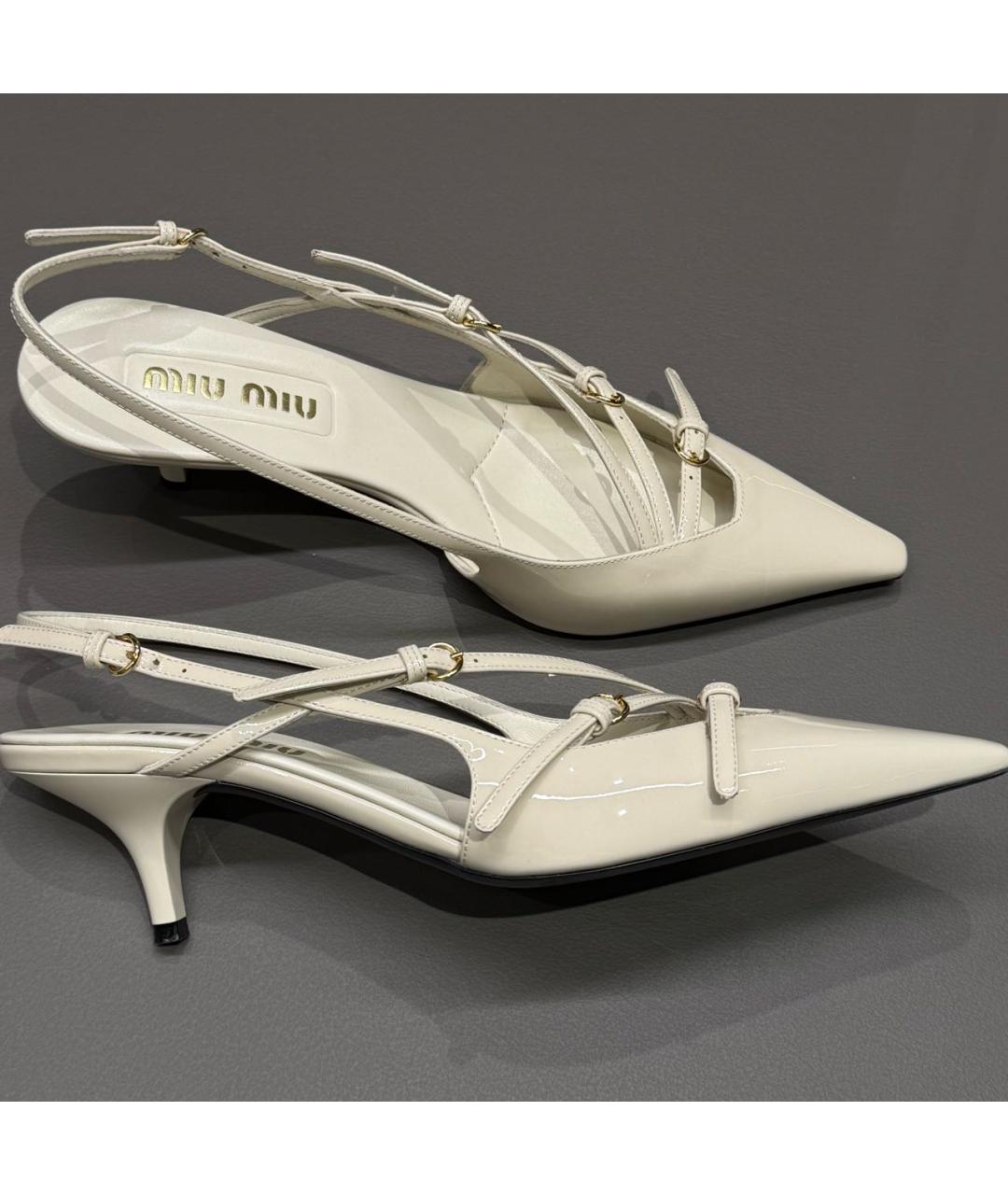 MIU MIU Бежевые лодочки на низком каблуке из лакированной кожи, фото 7
