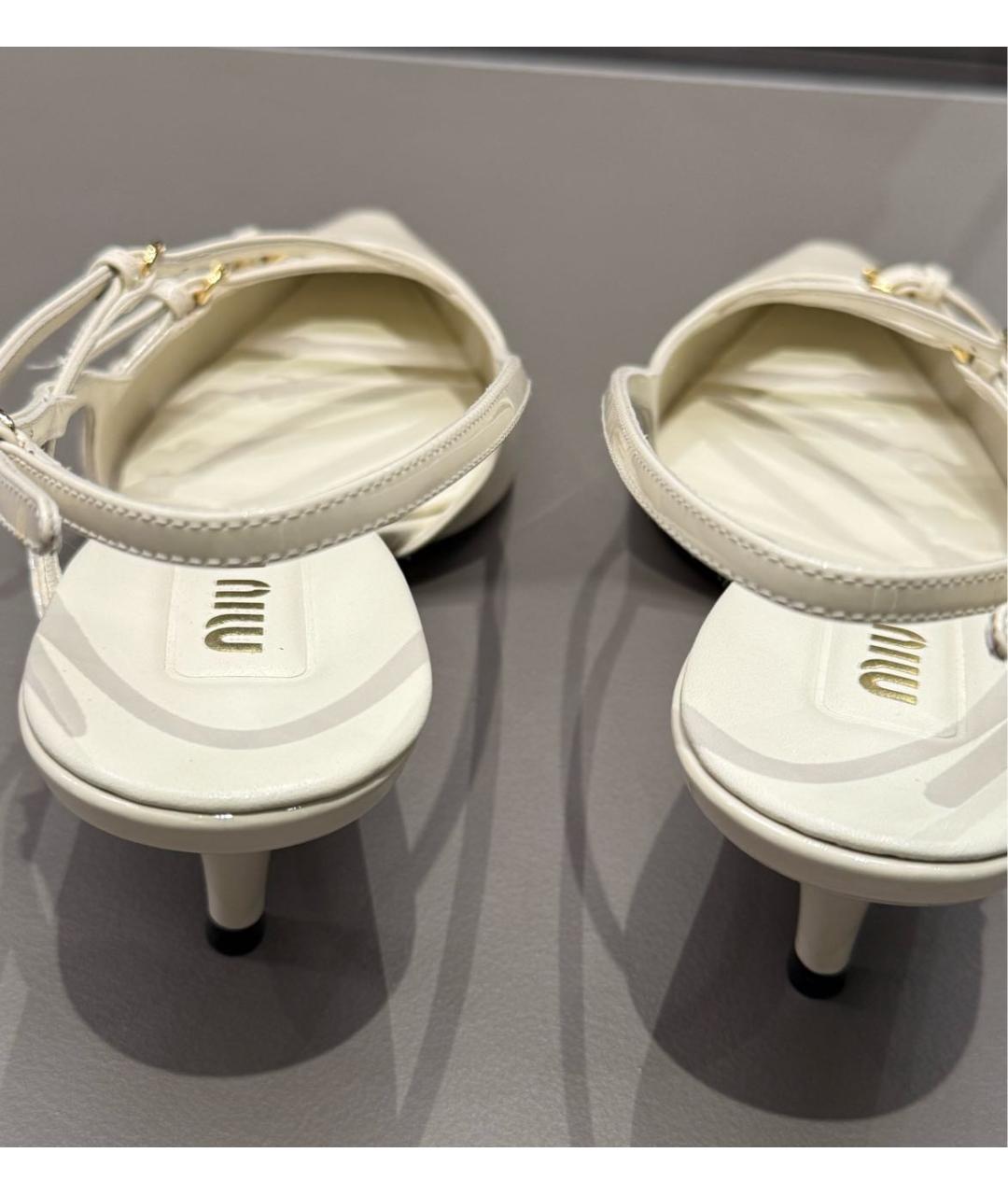 MIU MIU Бежевые лодочки на низком каблуке из лакированной кожи, фото 4