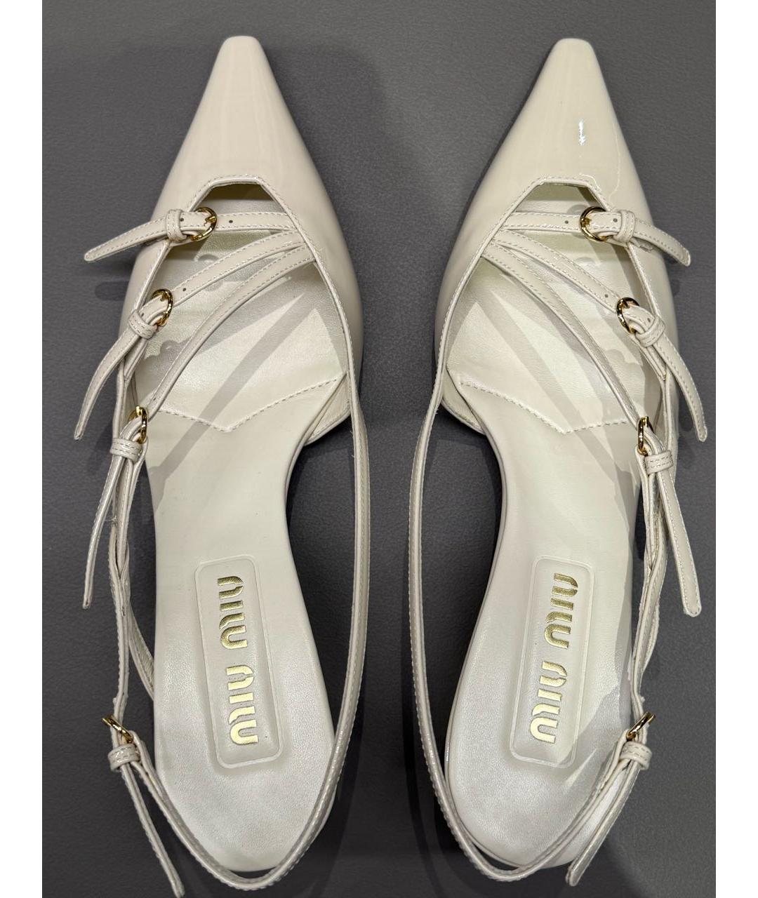 MIU MIU Бежевые лодочки на низком каблуке из лакированной кожи, фото 3