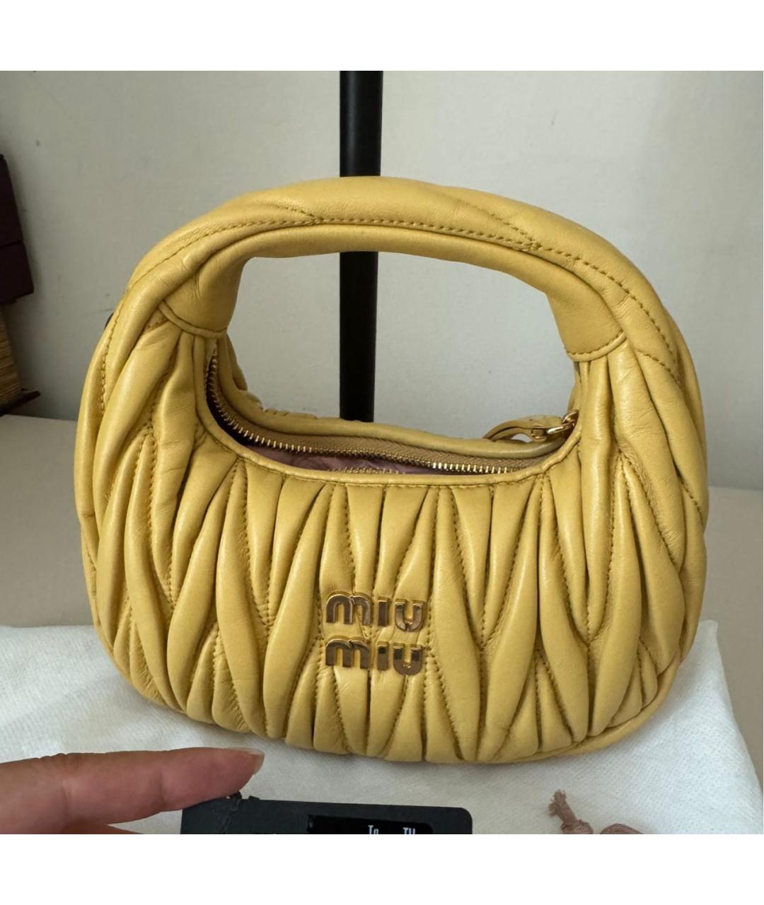 MIU MIU Горчичная сумка с короткими ручками, фото 3