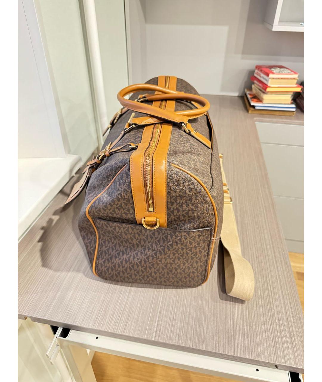MICHAEL MICHAEL KORS Коричневая дорожная/спортивная сумка, фото 3