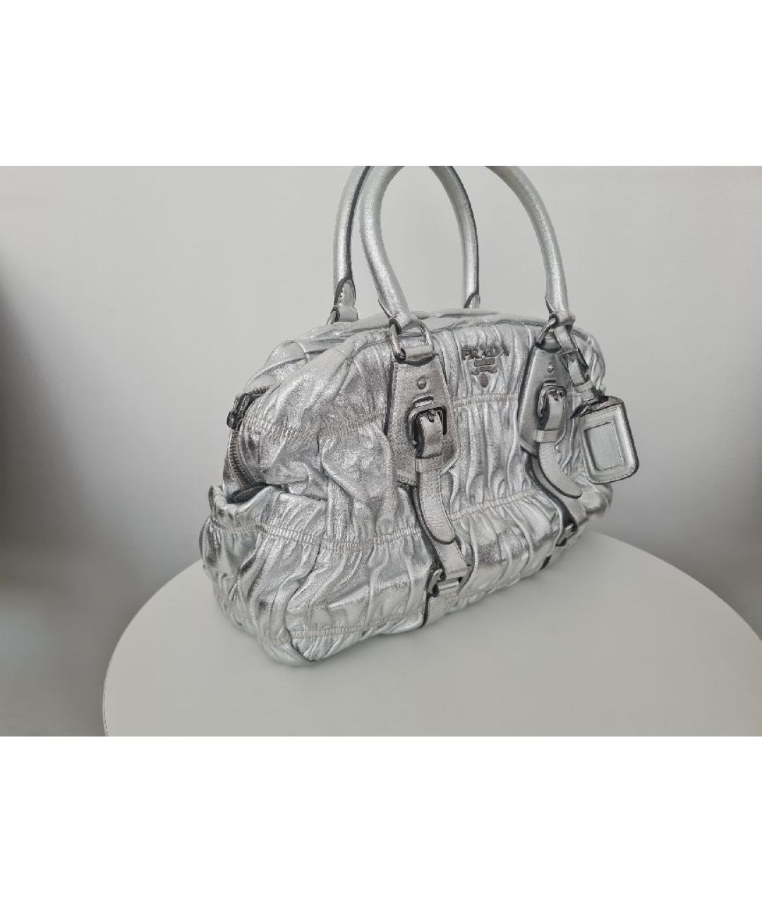 PRADA Серебряная кожаная сумка с короткими ручками, фото 2