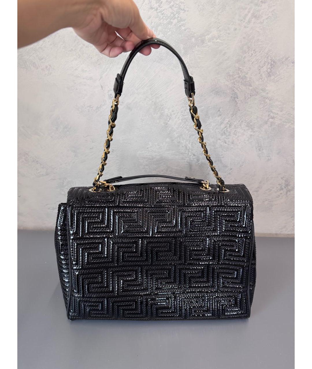 VERSACE Черная сумка с короткими ручками из лакированной кожи, фото 2