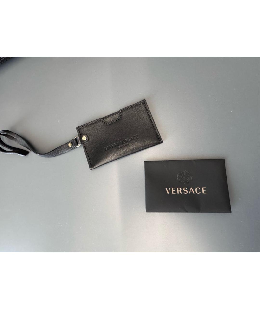 VERSACE Черная сумка с короткими ручками из лакированной кожи, фото 7