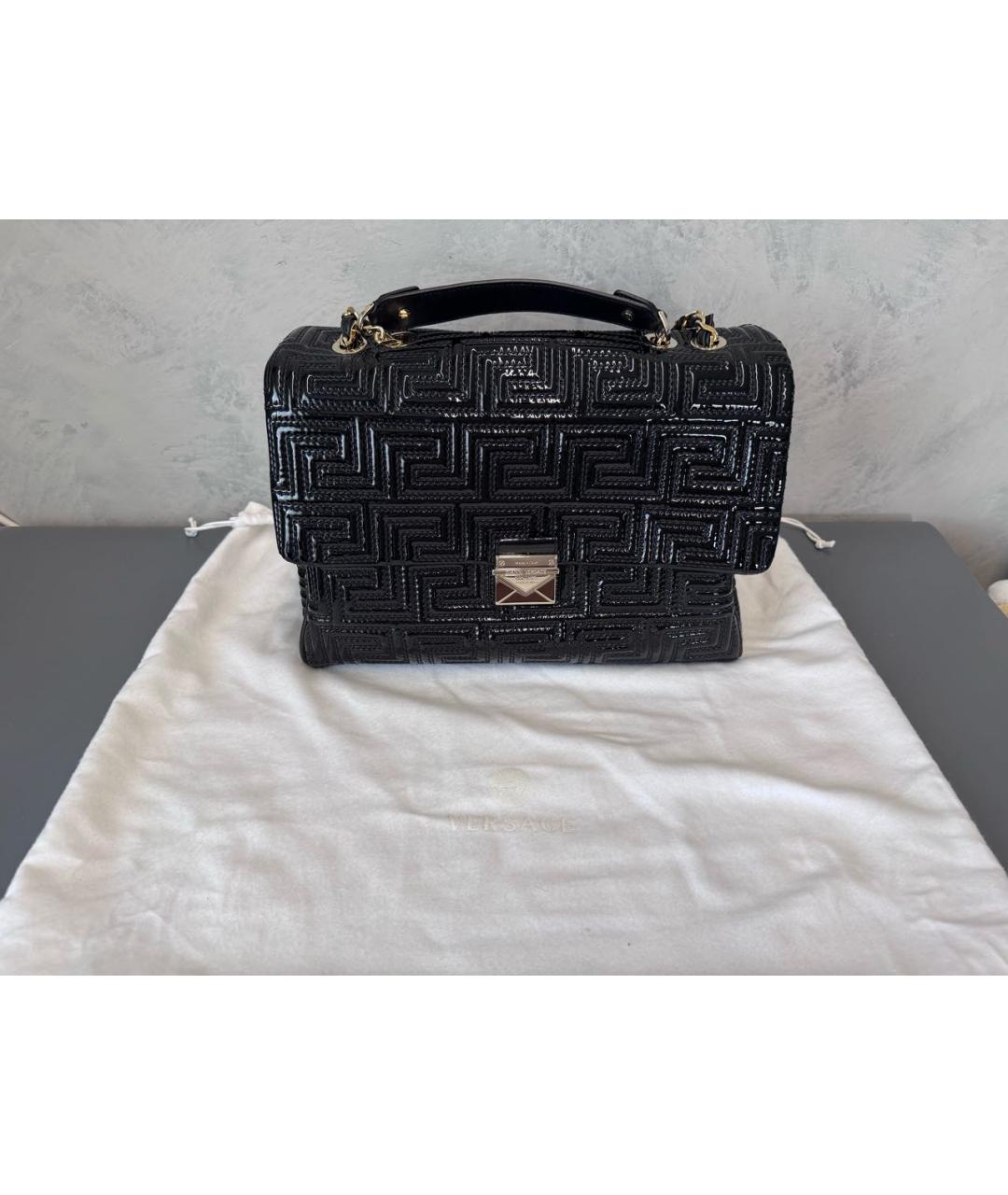 VERSACE Черная сумка с короткими ручками из лакированной кожи, фото 9