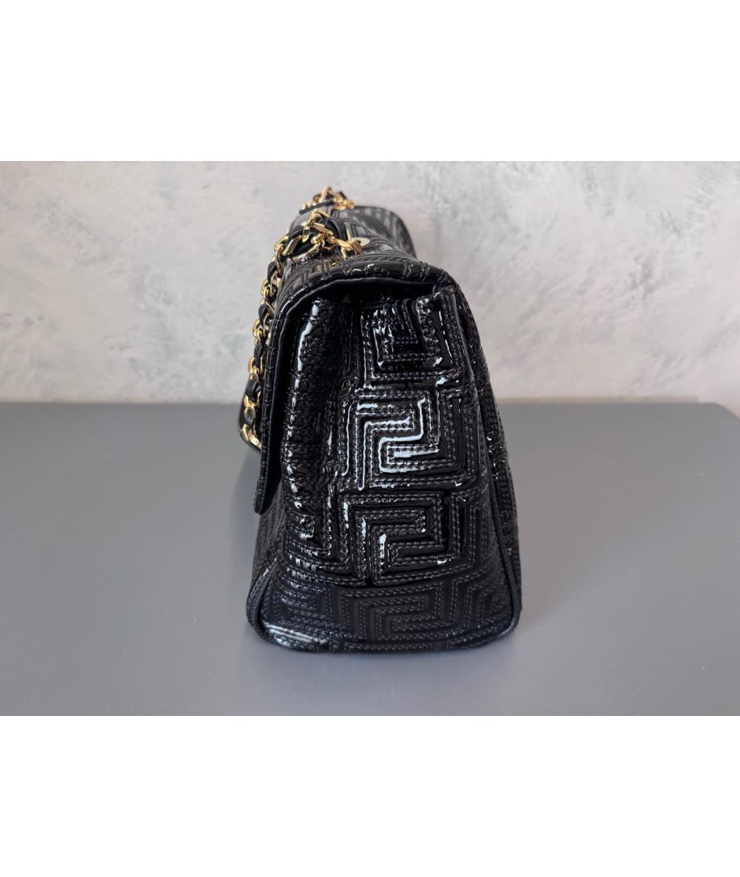 VERSACE Черная сумка с короткими ручками из лакированной кожи, фото 3