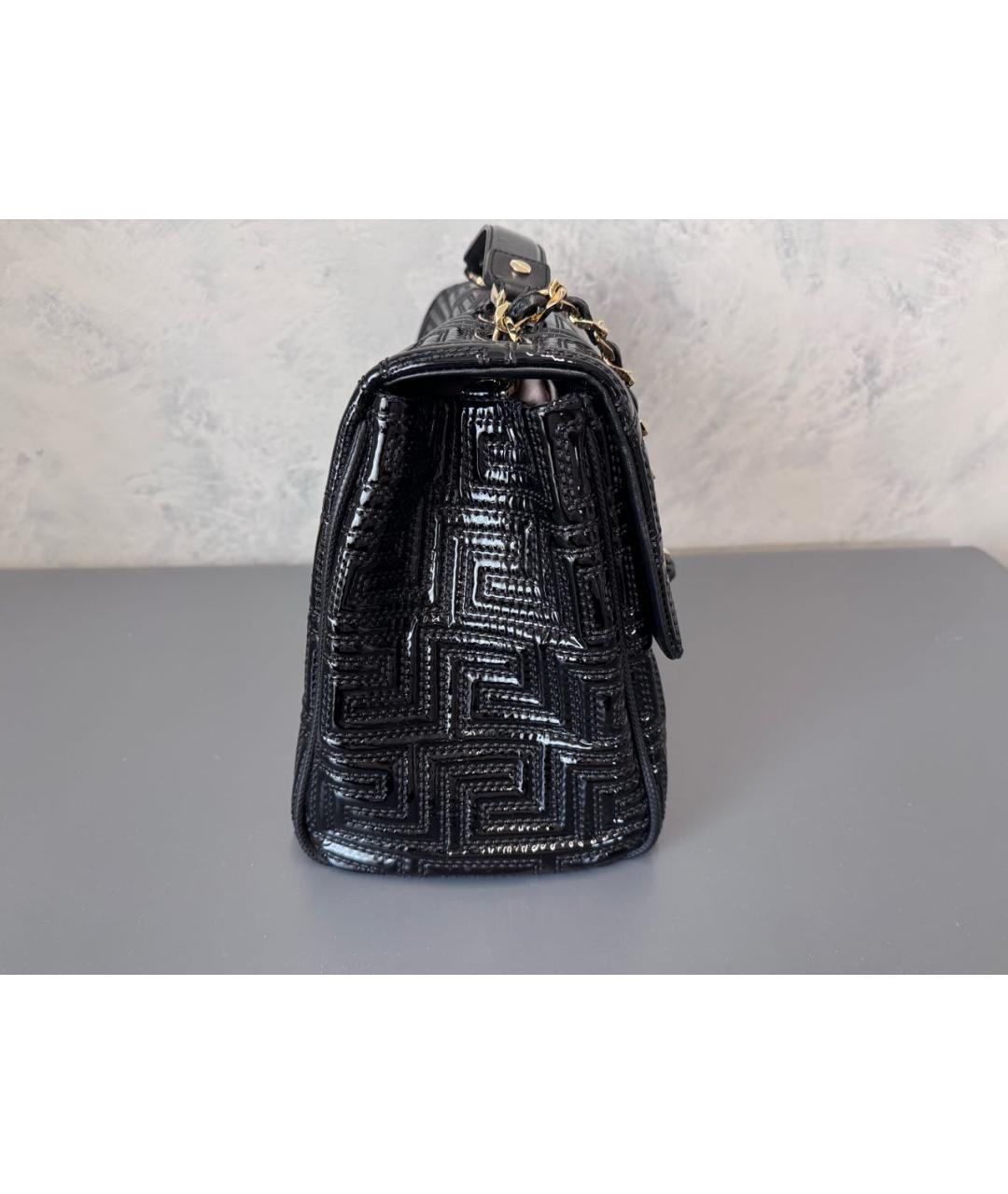 VERSACE Черная сумка с короткими ручками из лакированной кожи, фото 4