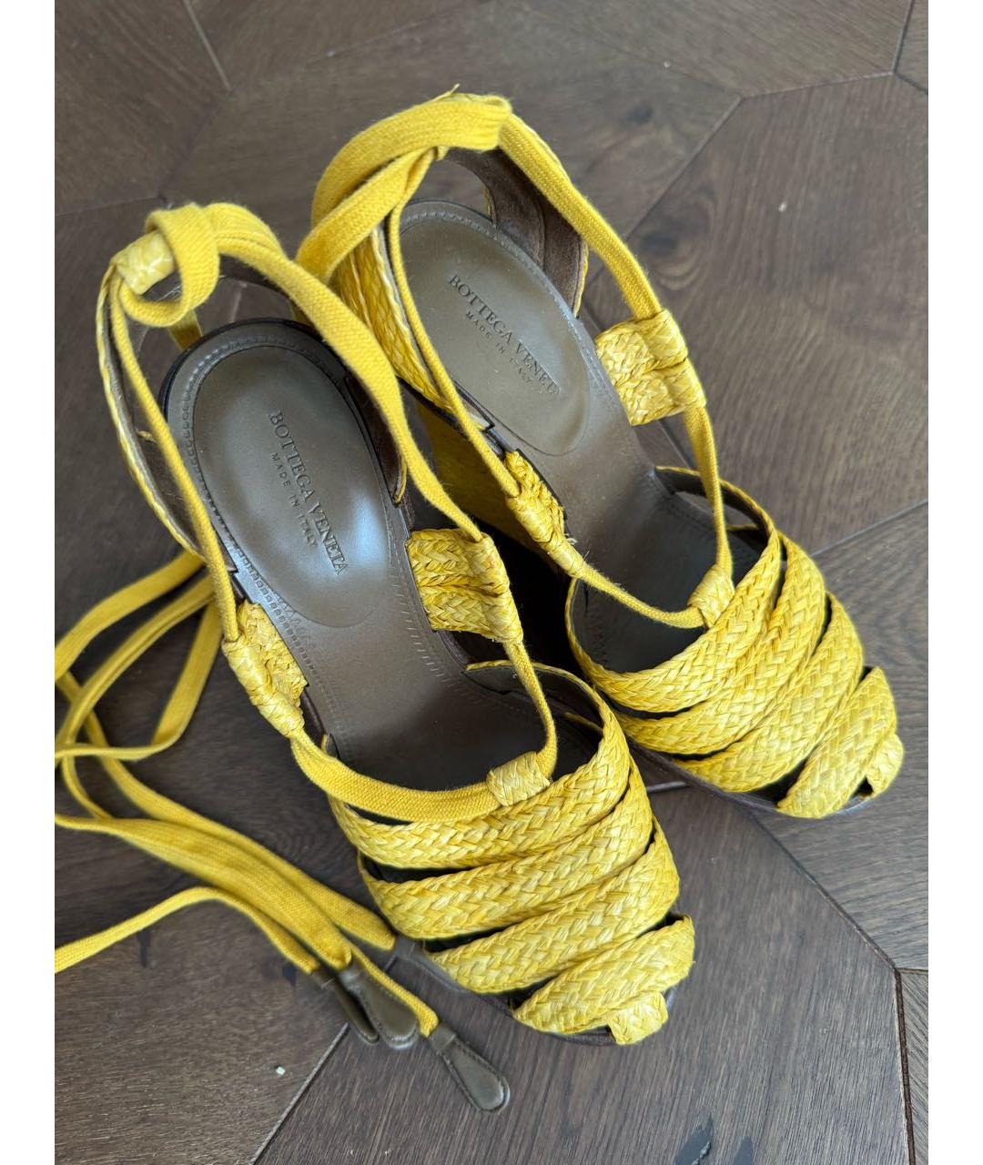BOTTEGA VENETA Желтые кожаные босоножки, фото 5