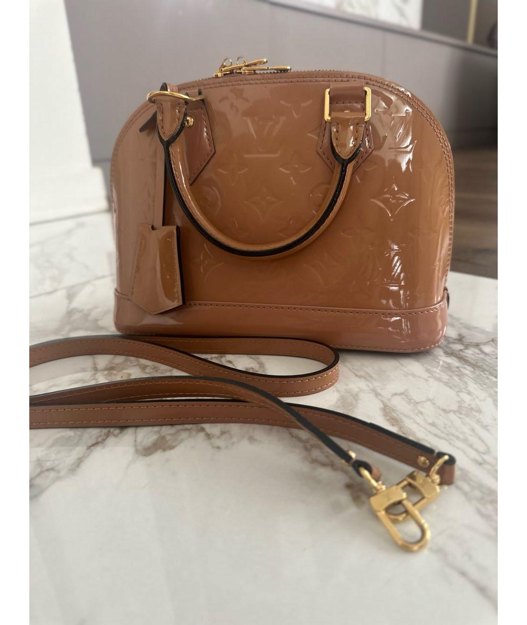 LOUIS VUITTON Бежевая сумка через плечо из лакированной кожи, фото 2