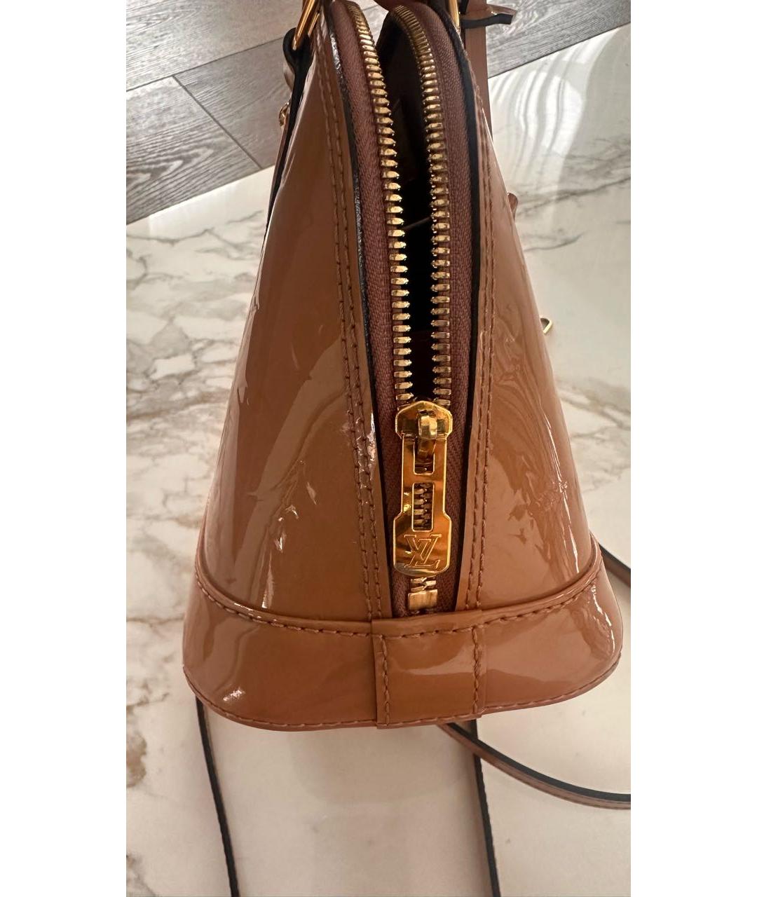 LOUIS VUITTON Бежевая сумка через плечо из лакированной кожи, фото 6