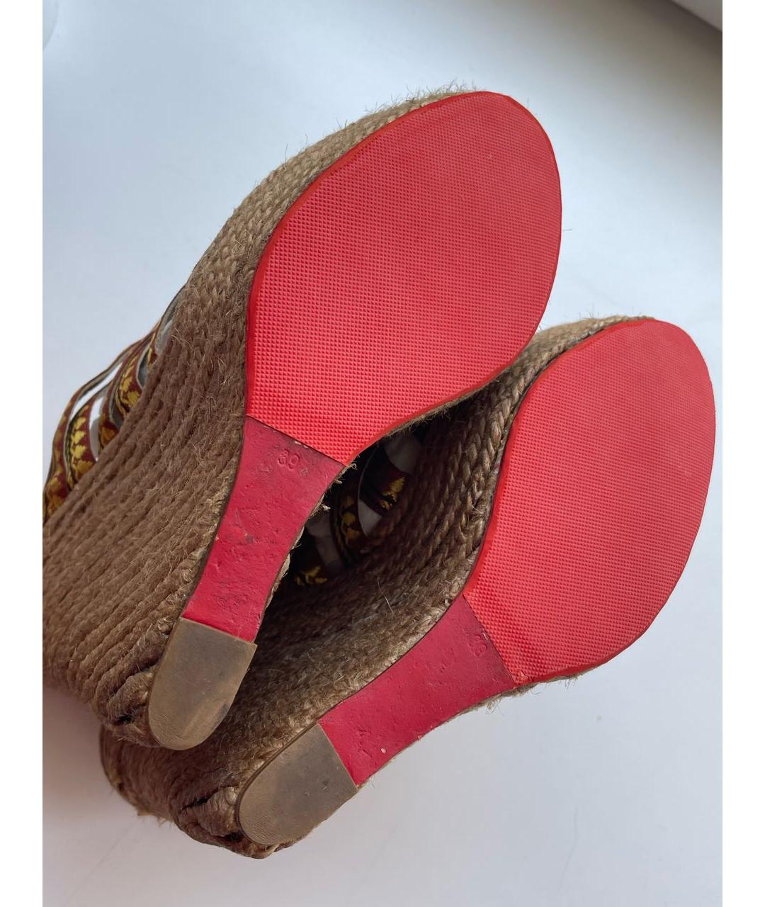 CHRISTIAN LOUBOUTIN Золотые текстильные сабо, фото 8