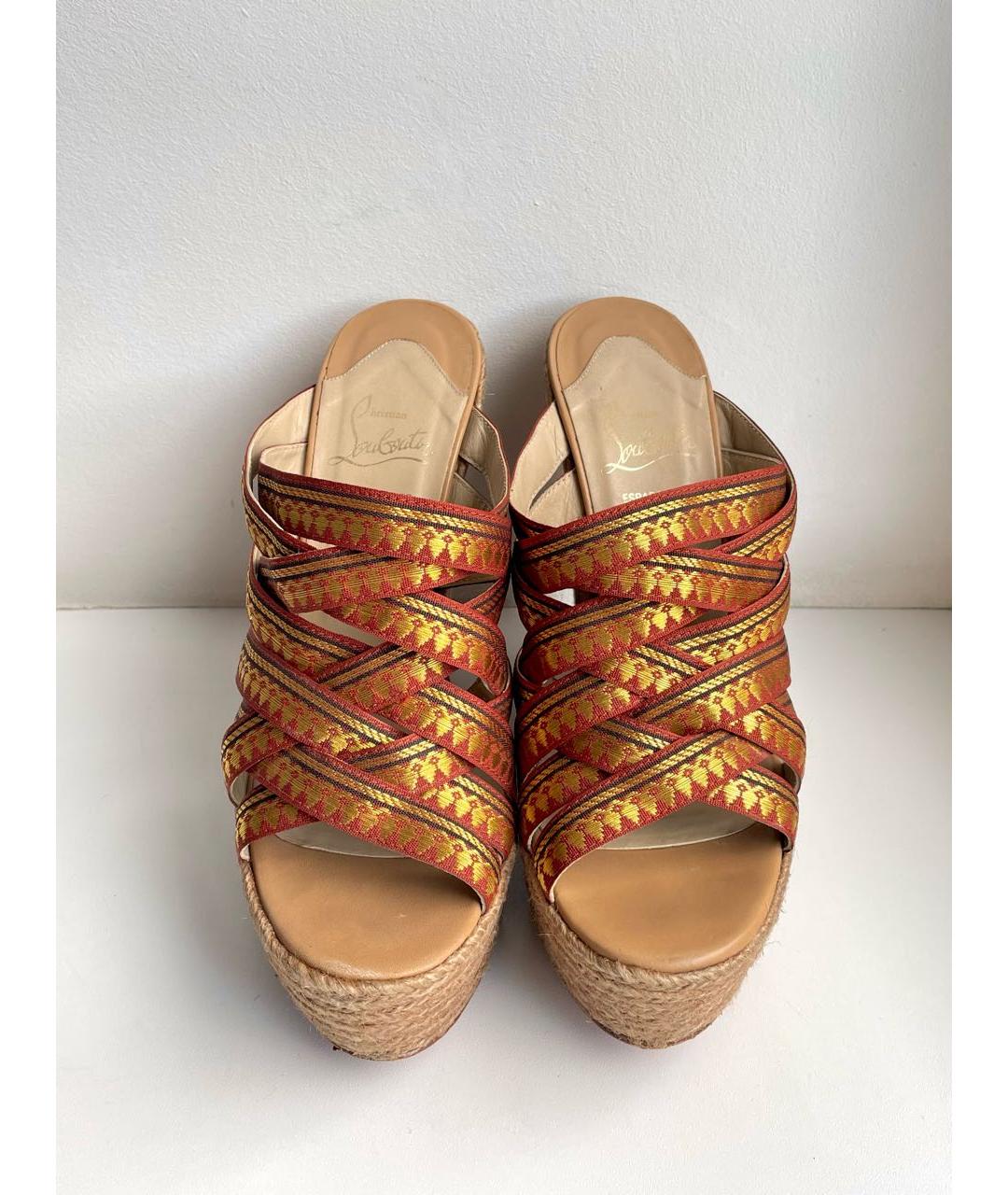 CHRISTIAN LOUBOUTIN Золотые текстильные сабо, фото 3