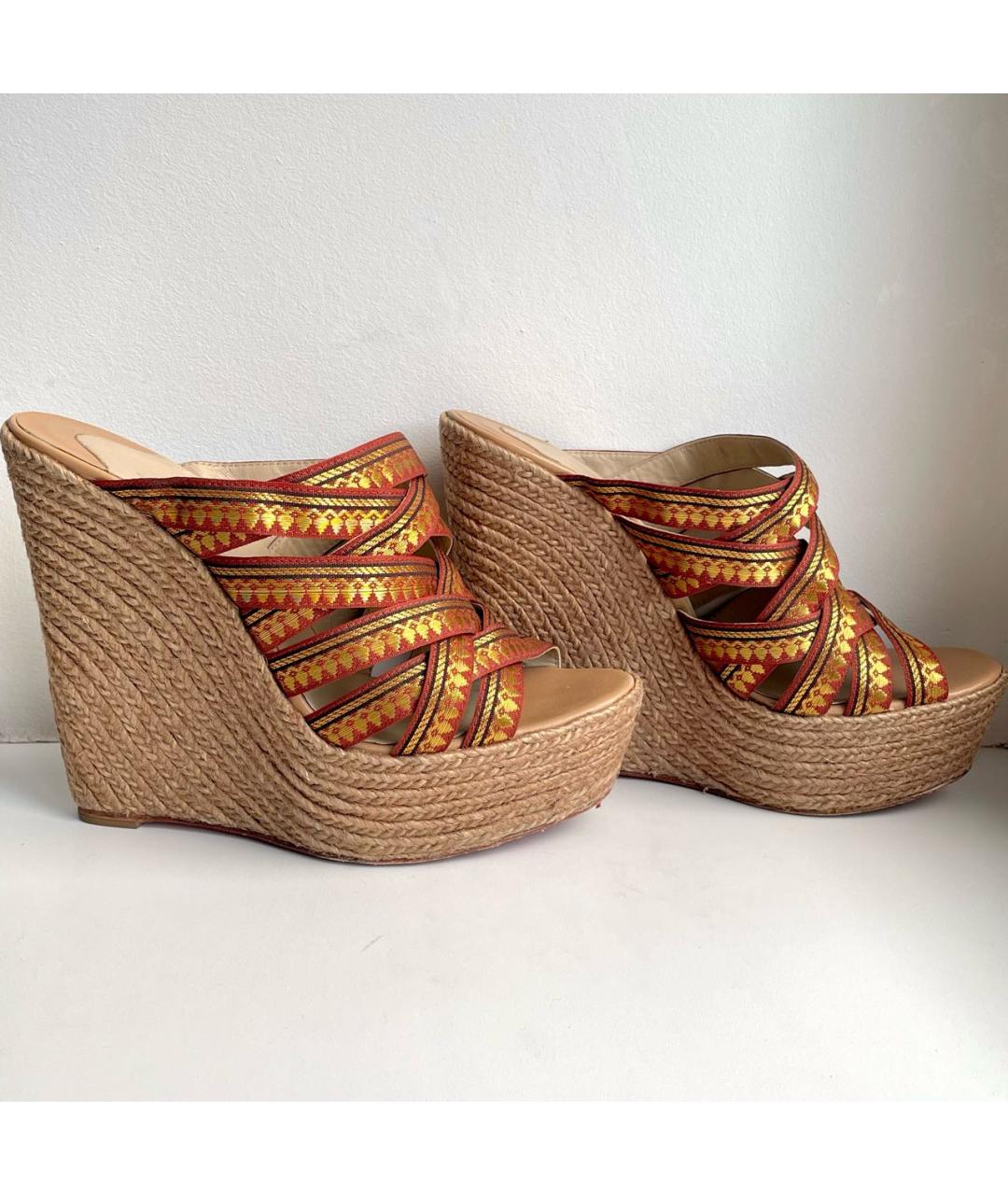 CHRISTIAN LOUBOUTIN Золотые текстильные сабо, фото 2