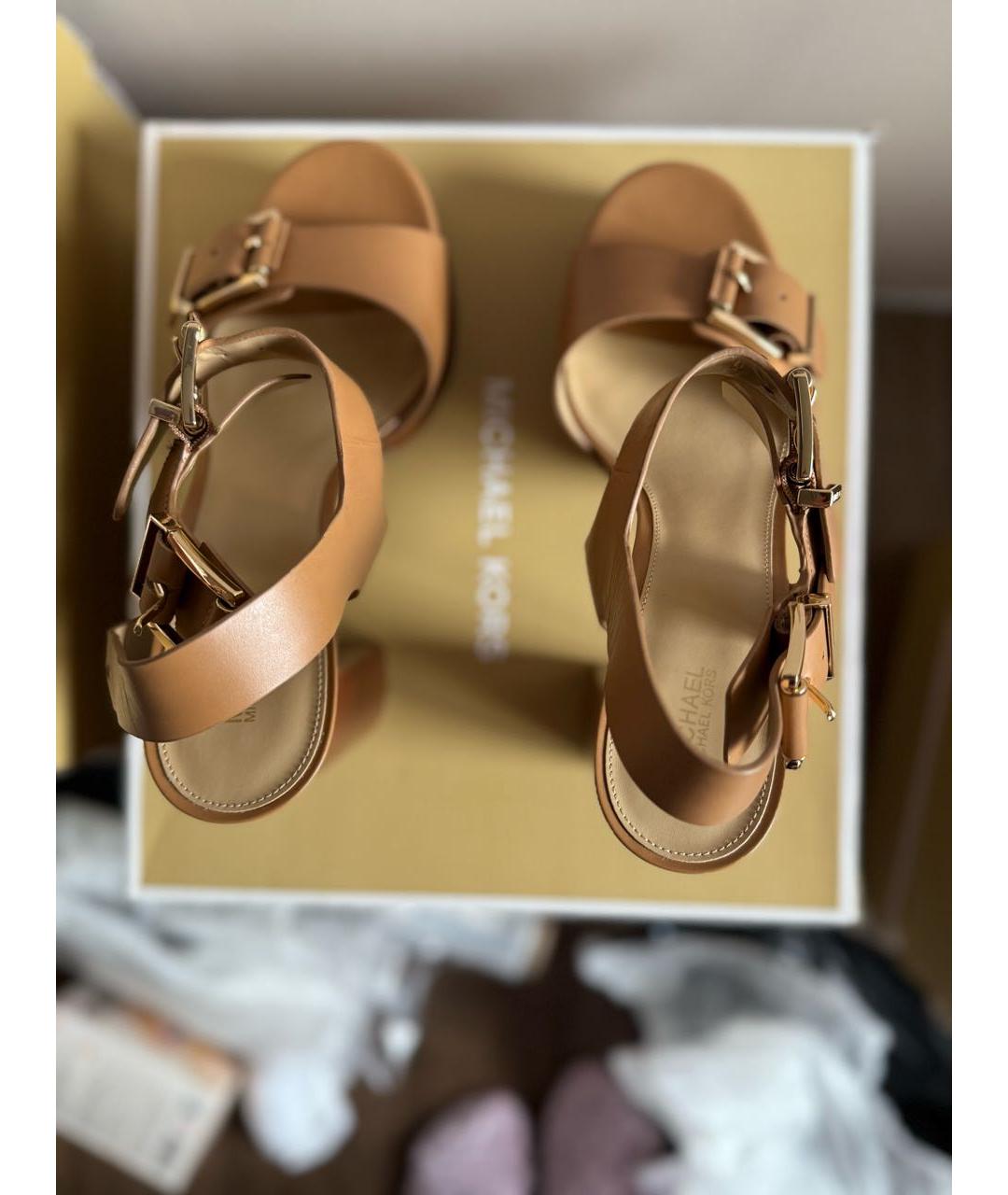 MICHAEL MICHAEL KORS Бежевые кожаные босоножки, фото 3