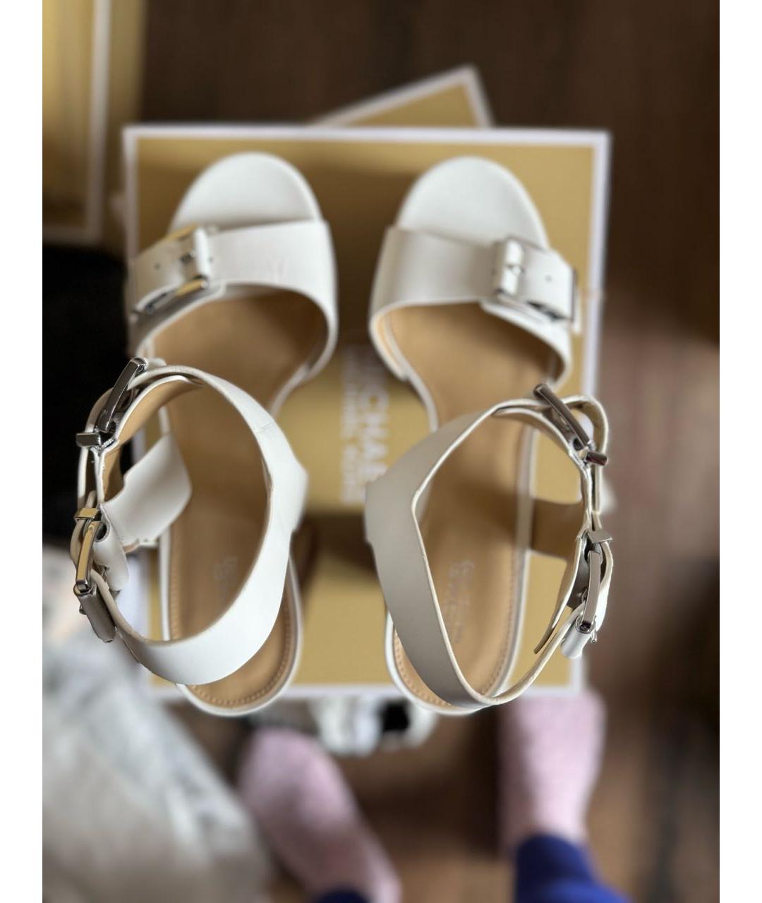 MICHAEL MICHAEL KORS Белые кожаные босоножки, фото 3