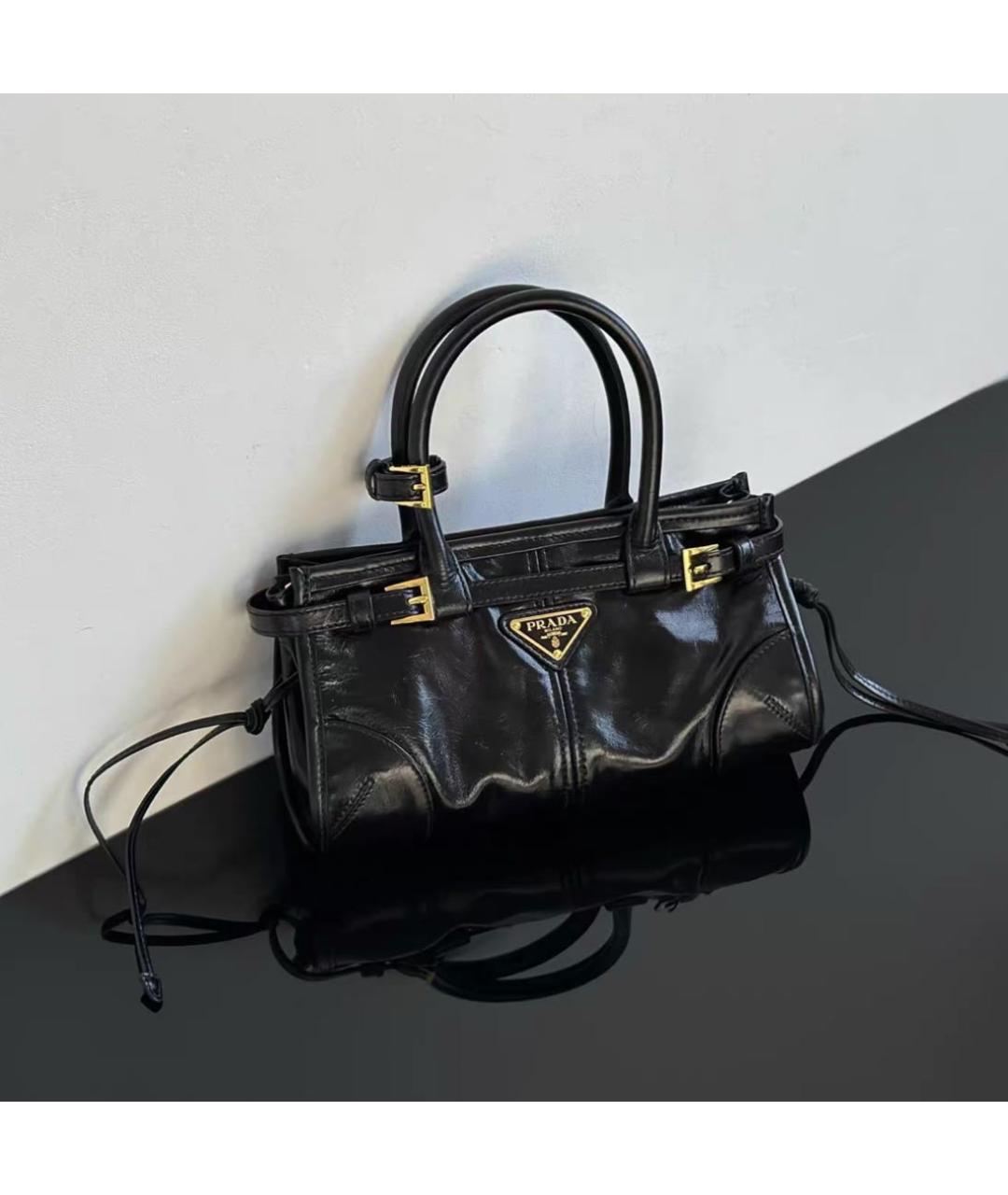 PRADA Черная сумка с короткими ручками из лакированной кожи, фото 3