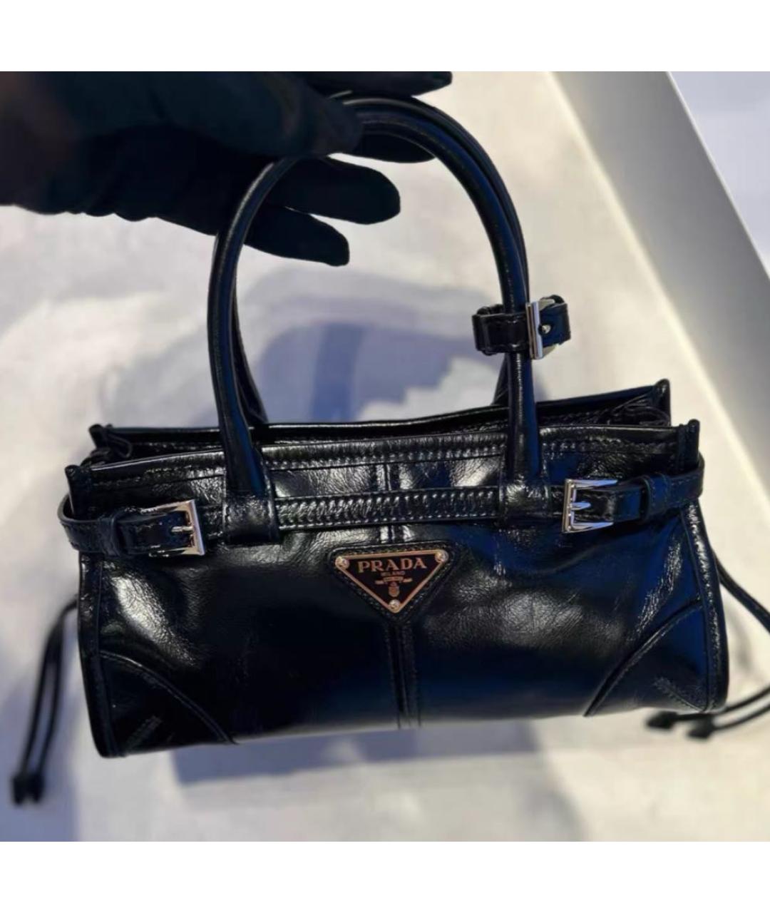 PRADA Черная сумка с короткими ручками из лакированной кожи, фото 7