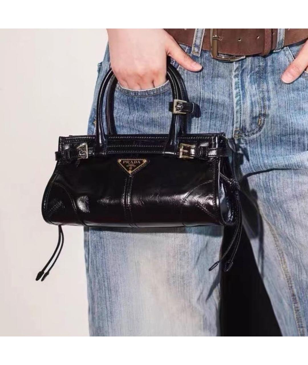 PRADA Черная сумка с короткими ручками из лакированной кожи, фото 5
