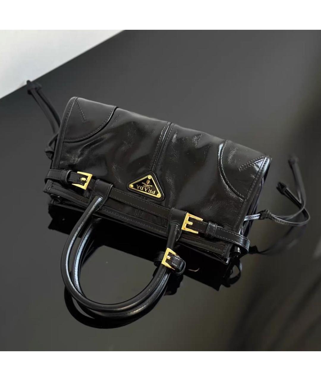 PRADA Черная сумка с короткими ручками из лакированной кожи, фото 4
