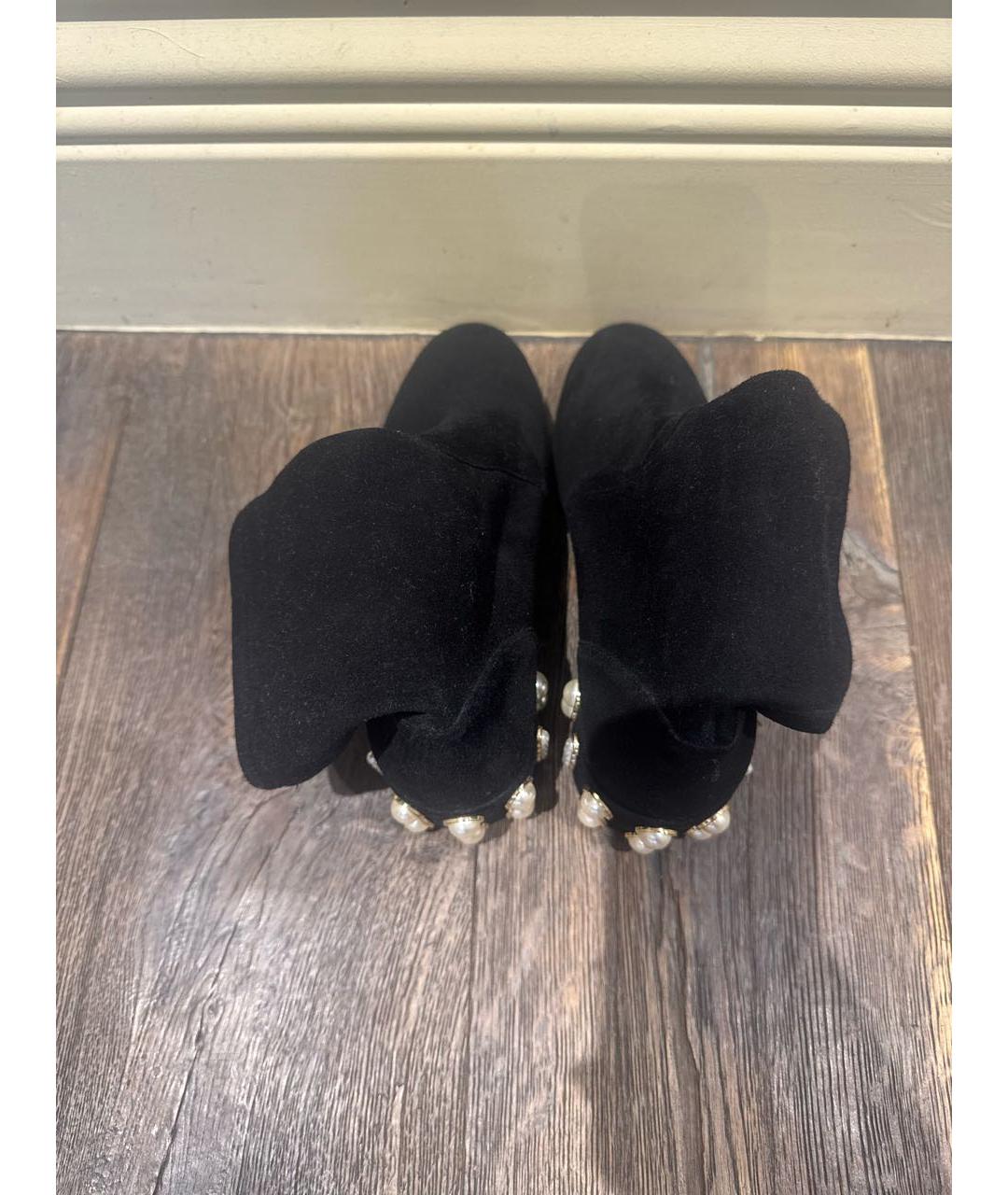 STUART WEITZMAN Черные замшевые ботильоны, фото 3