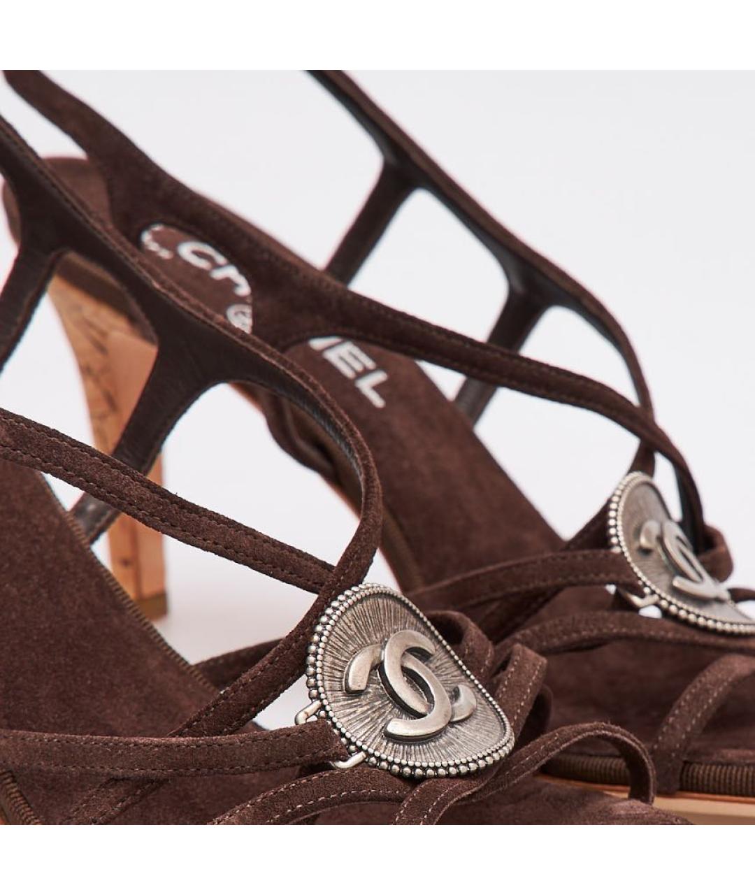 CHANEL Коричневые замшевые босоножки, фото 3