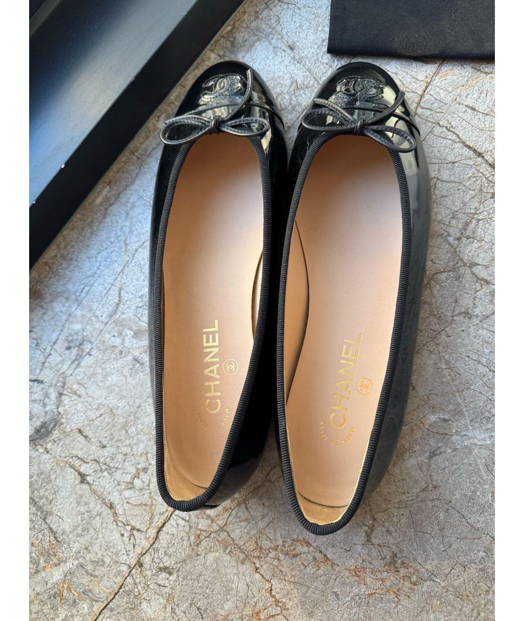 CHANEL Черные балетки из лакированной кожи, фото 3