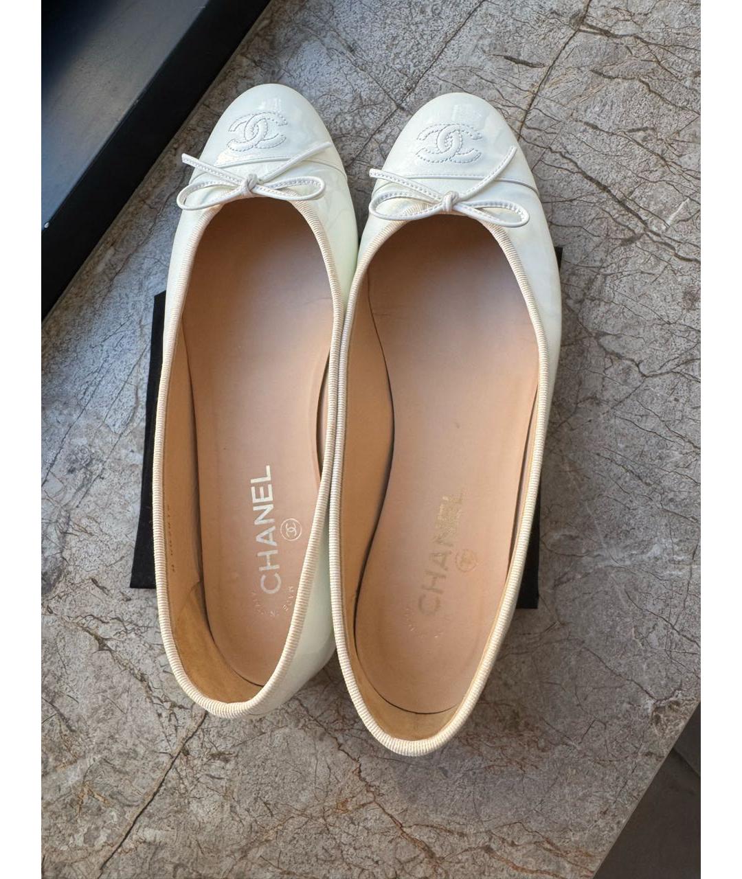 CHANEL Белые балетки из лакированной кожи, фото 3