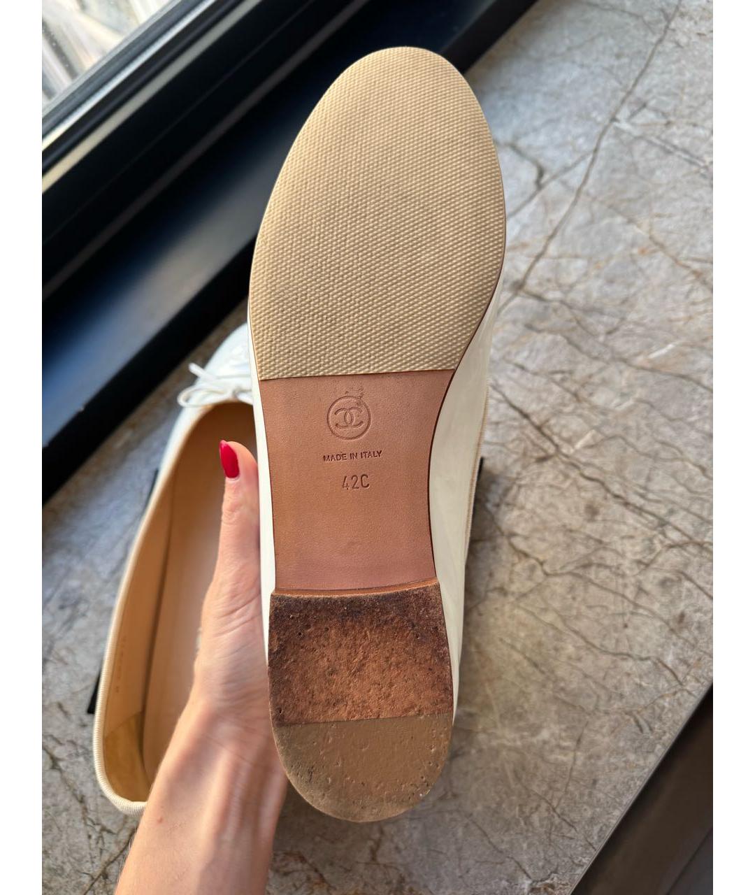 CHANEL Белые балетки из лакированной кожи, фото 5