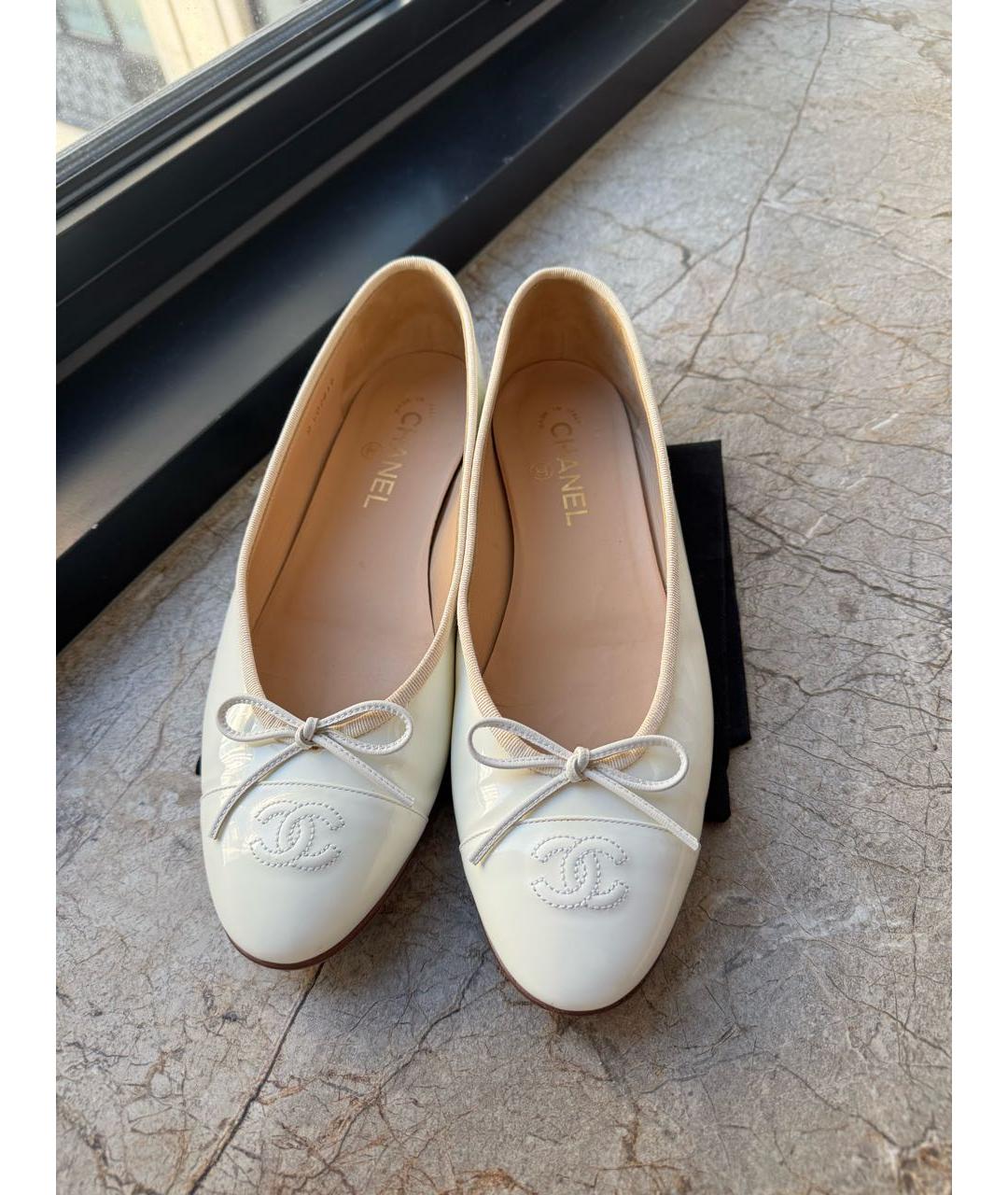 CHANEL Белые балетки из лакированной кожи, фото 2