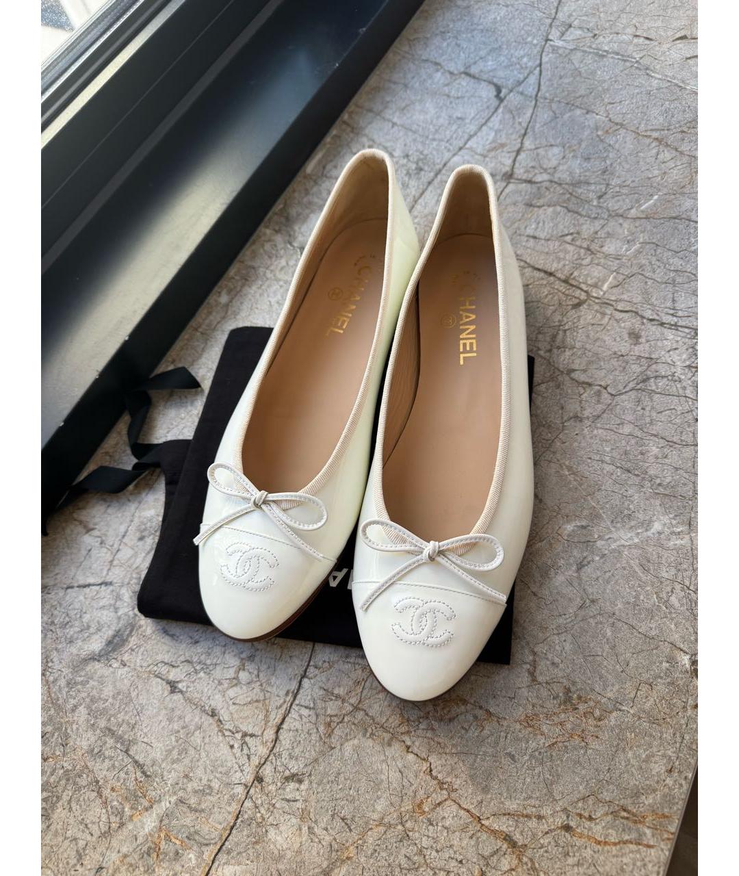 CHANEL Белые балетки из лакированной кожи, фото 2