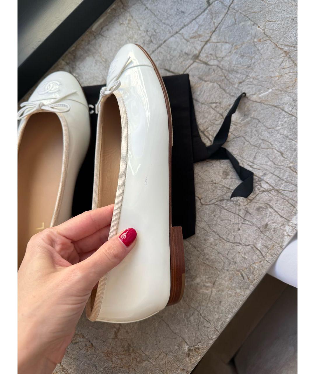 CHANEL Белые балетки из лакированной кожи, фото 6