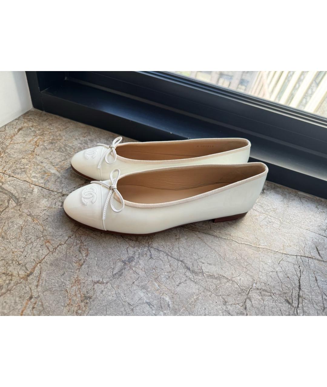 CHANEL Белые балетки из лакированной кожи, фото 7