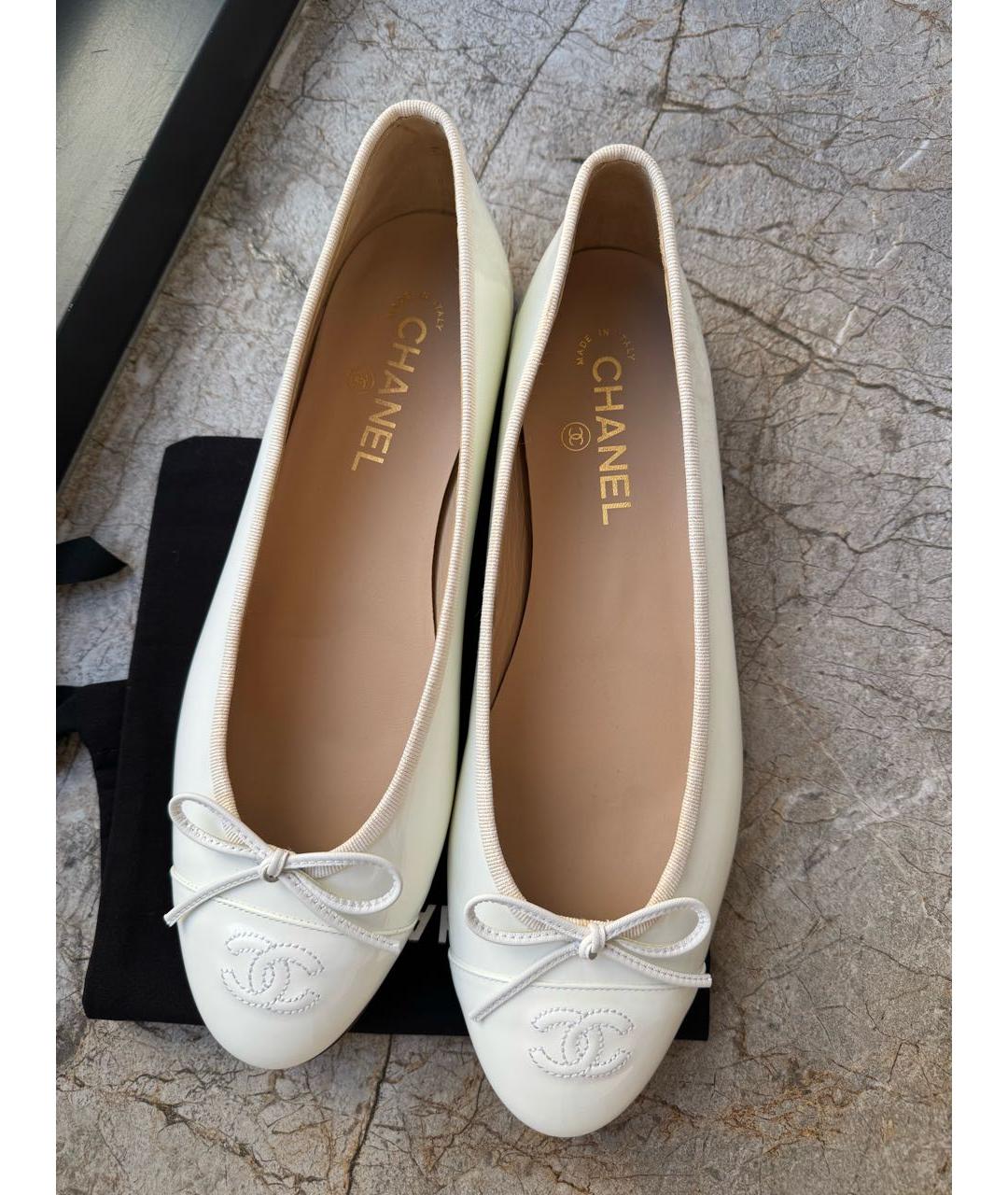 CHANEL Белые балетки из лакированной кожи, фото 3