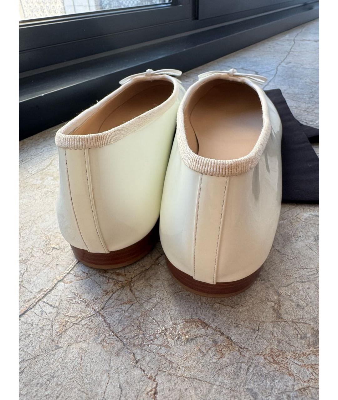 CHANEL Белые балетки из лакированной кожи, фото 4