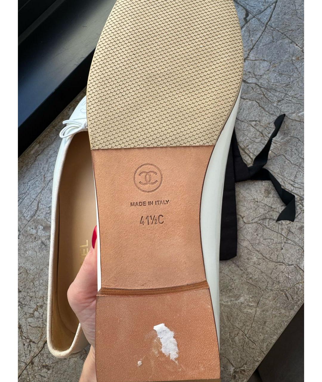 CHANEL Белые балетки из лакированной кожи, фото 5