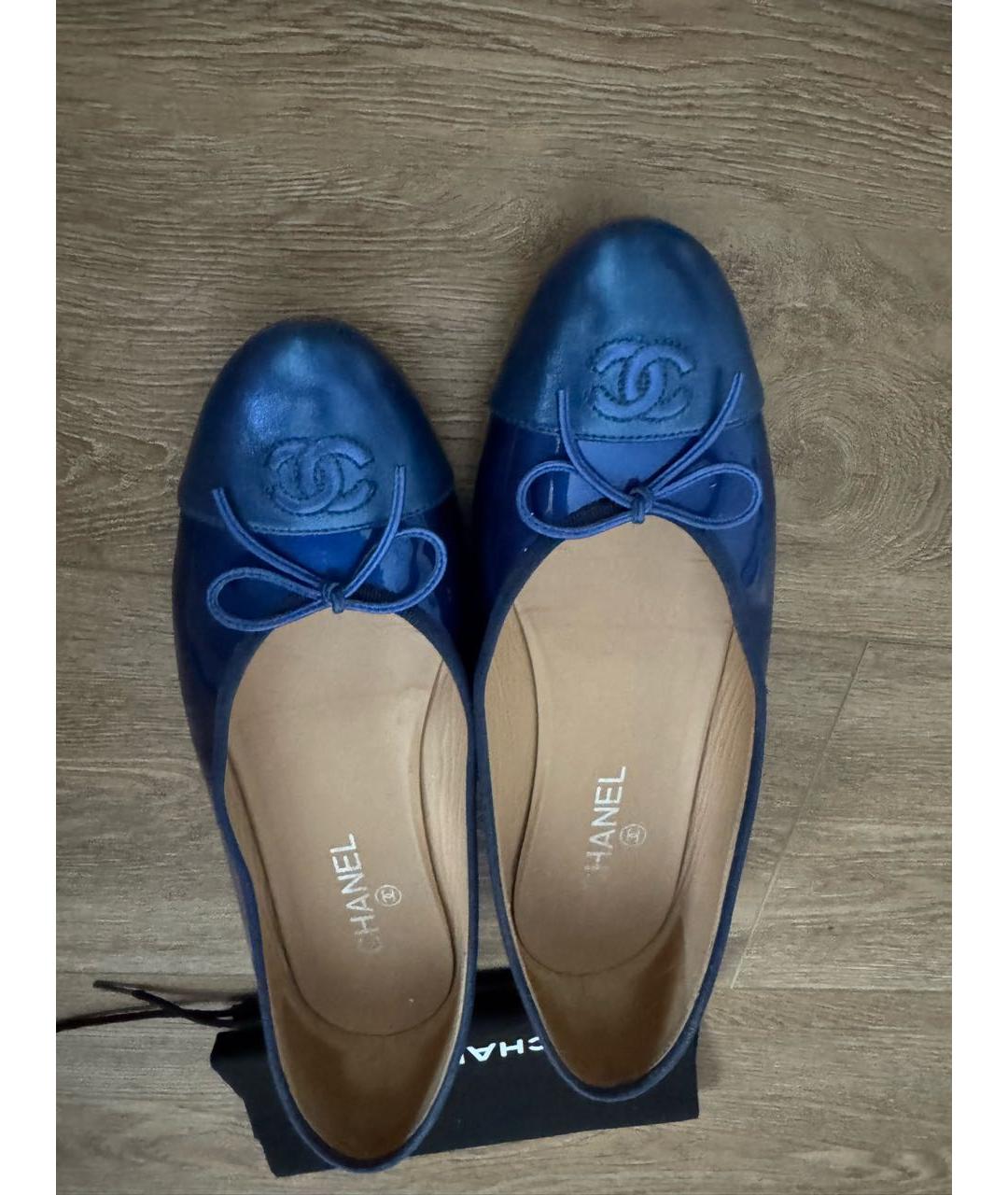 CHANEL Синие балетки из лакированной кожи, фото 2