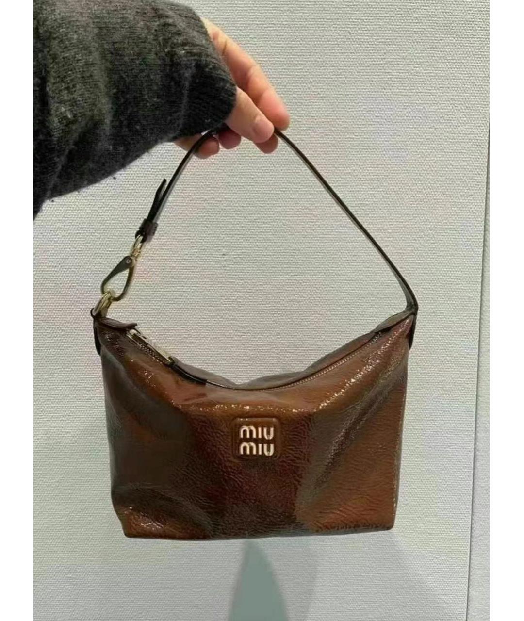 MIU MIU Коричневая сумка с короткими ручками из лакированной кожи, фото 6