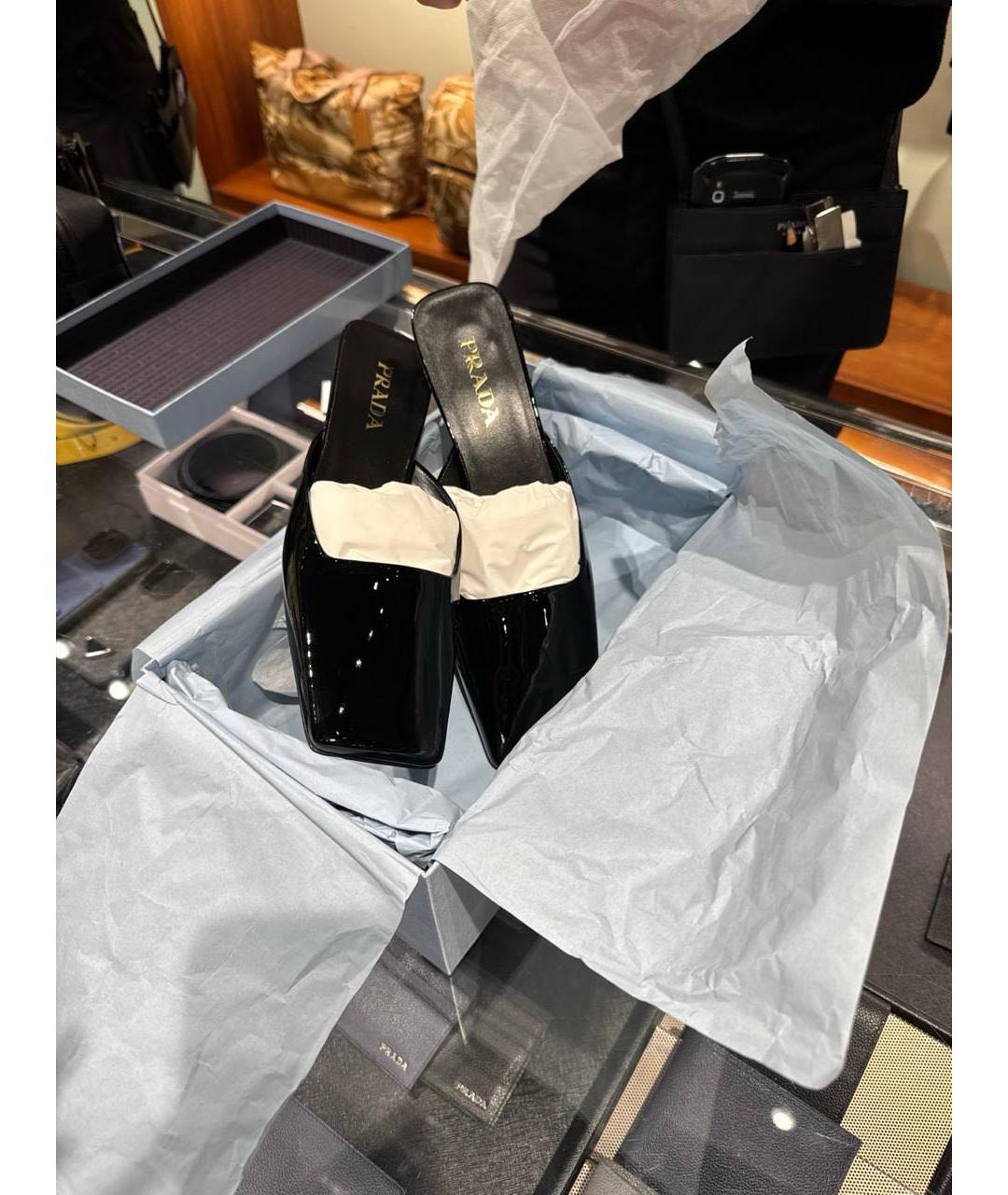 PRADA Черные мюли из лакированной кожи, фото 2