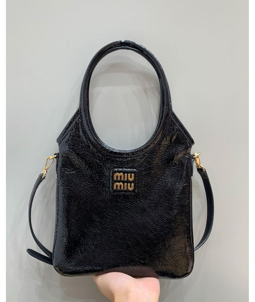 MIU MIU Черная сумка с короткими ручками из лакированной кожи, фото 7