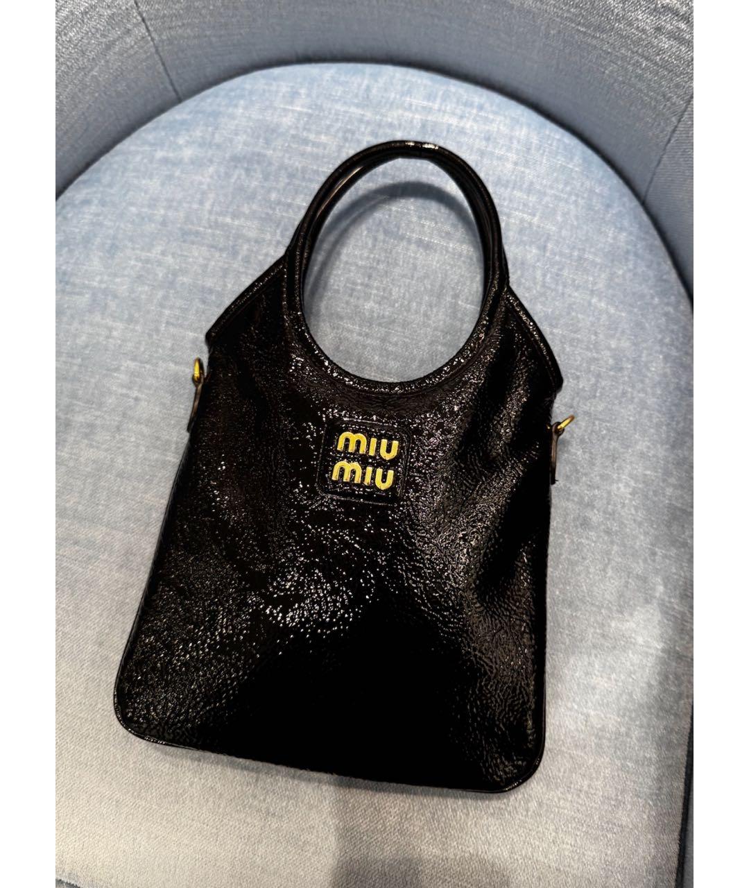 MIU MIU Черная сумка с короткими ручками из лакированной кожи, фото 6