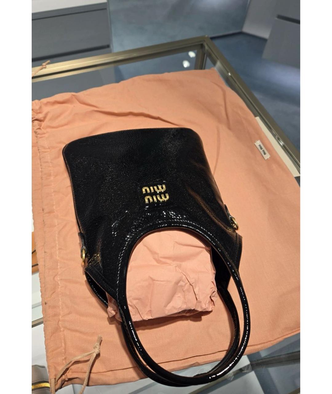 MIU MIU Черная сумка с короткими ручками из лакированной кожи, фото 5